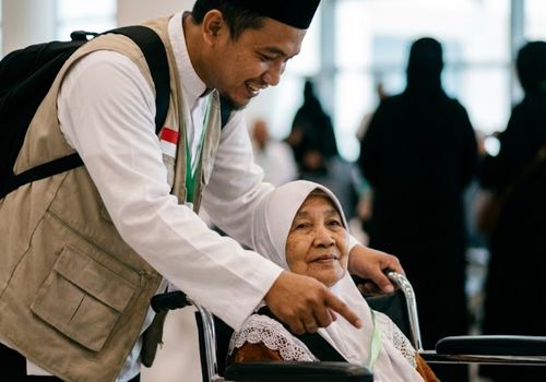 bantuan jamaah lansia di bandara umroh