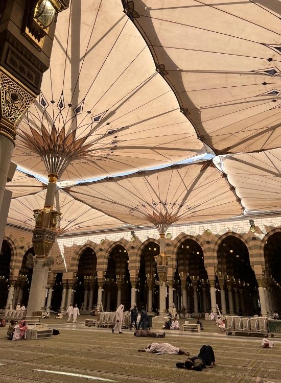 jamaah umroh istirahat di masjid nabawi