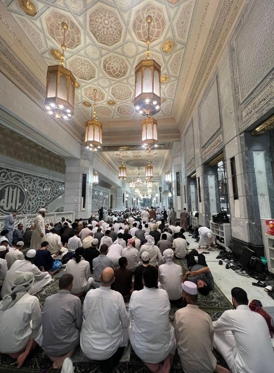 jamaah umroh shalat di dalam masjidil haram