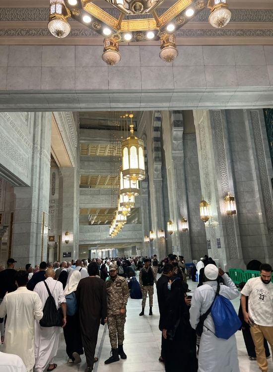 keramaian jamaah saat umroh di makkah