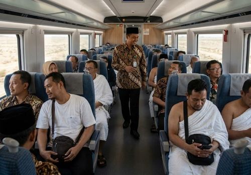 perjalanan jamaah umroh dengan kereta cepat