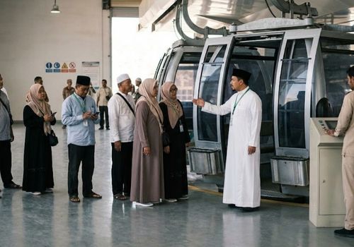 rombongan travel umroh di stasiun cable car