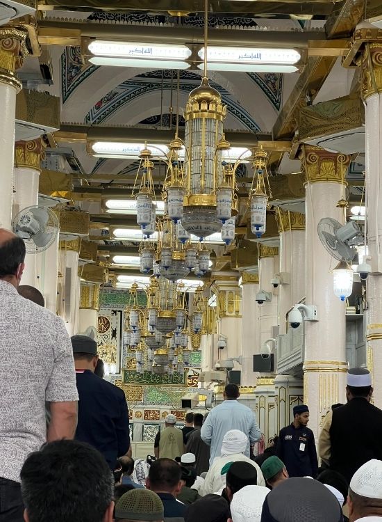 suasana ibadah di masjid nabawi